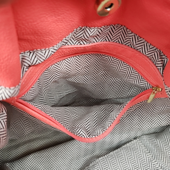 Steve Madden Leather Hobo Handbag, Salmon, many pockets, Outside pockets deep - Picture 4 of 9
